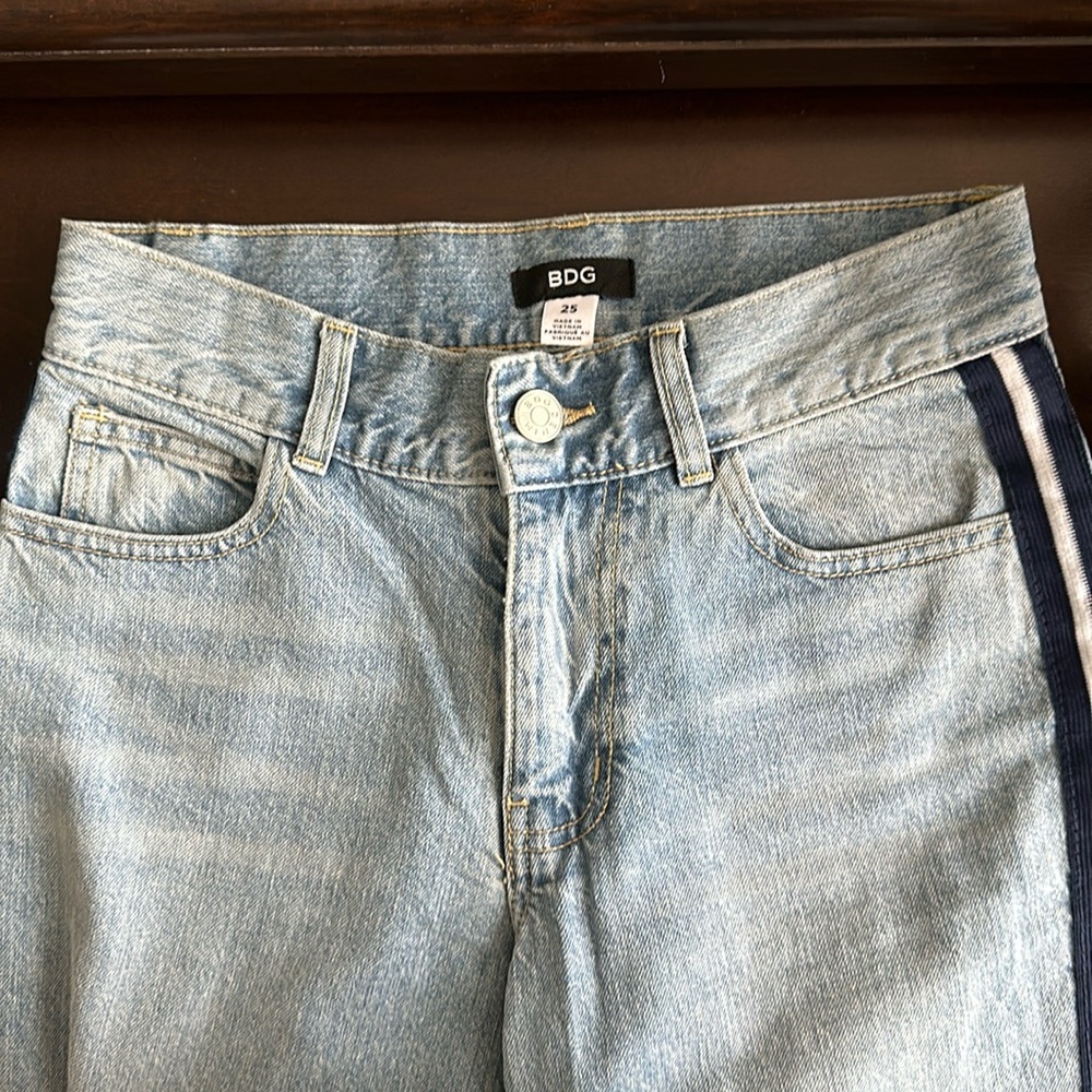 BDG UO Light Denim Mid-Rise Jeans Size 25